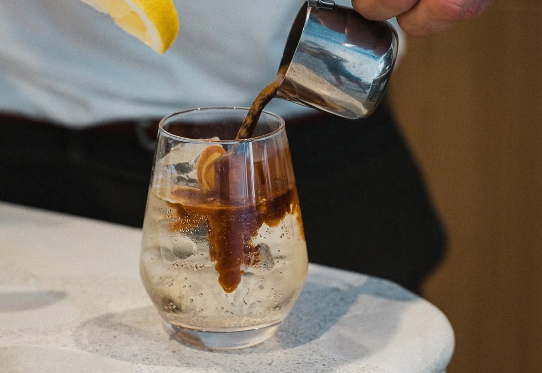 Ste že poskusili Espresso Tonic? Priljubljenost te osvežilne pijače iz leta v leto narašča