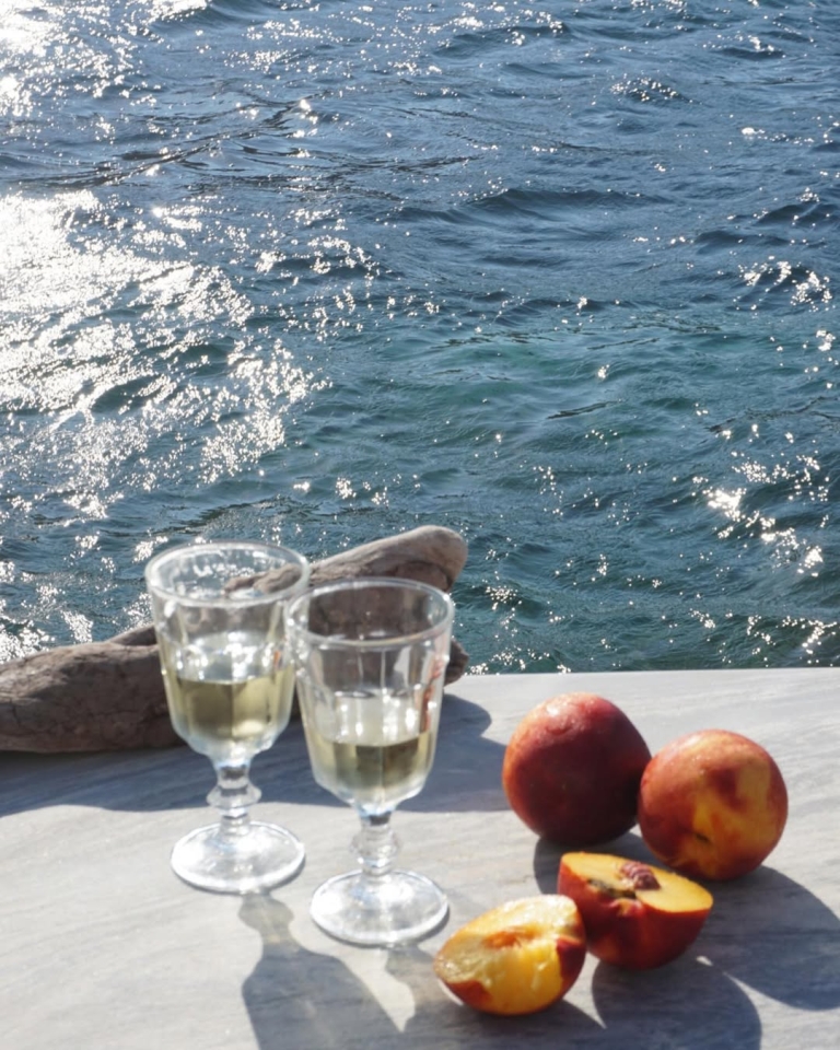 Italijani jo obožujejo – pesche al vino je najpreprostejša sladica poletja