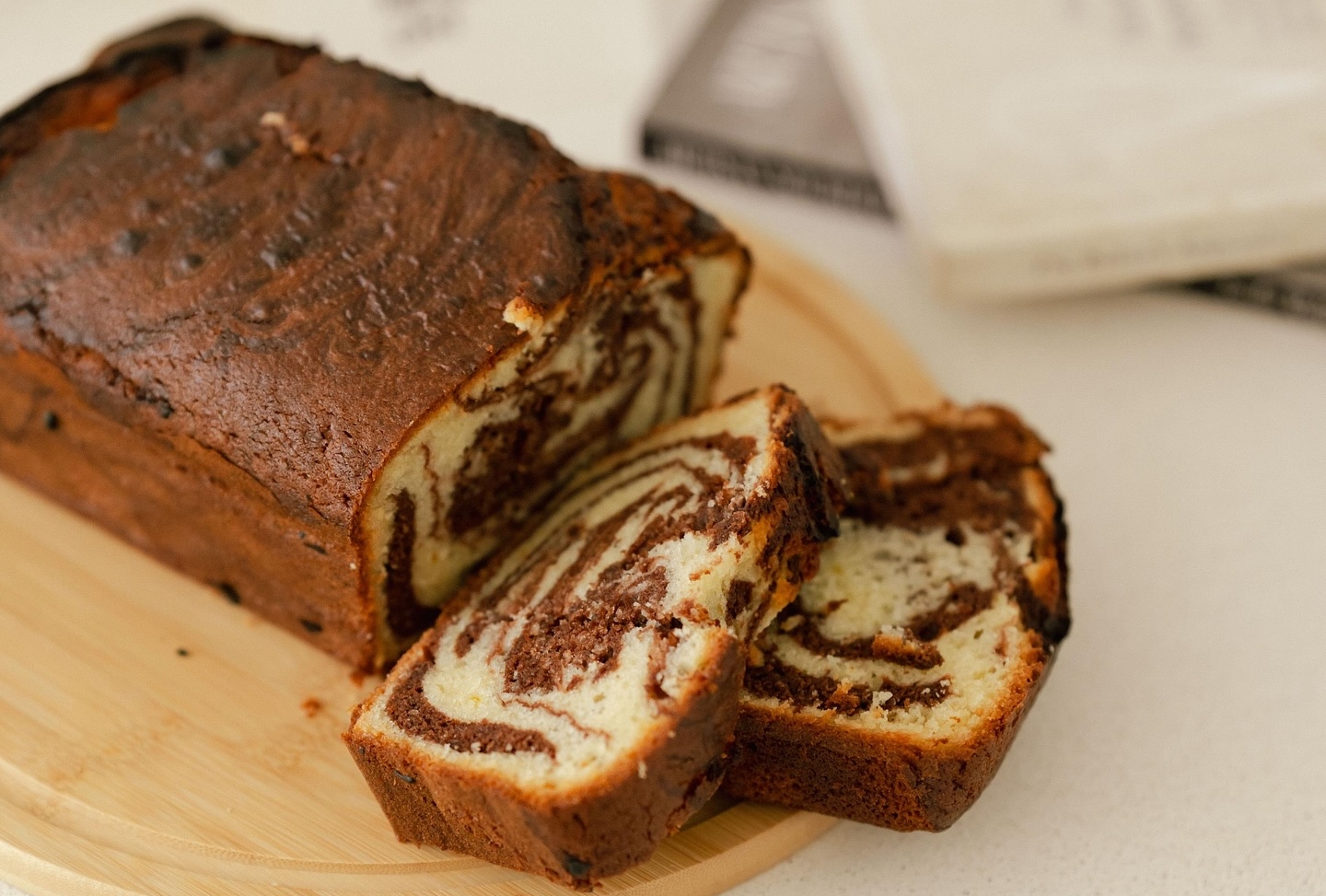 Marmorni kolač je klasika iz otroštva, zdaj pa smo našli recept, ki je popoln za poletna jutra
