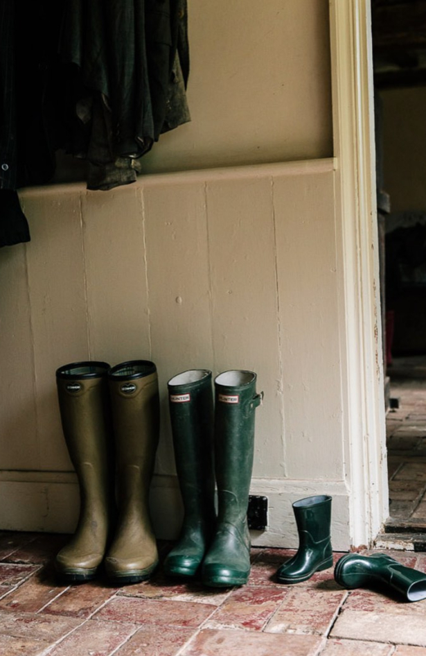 Gumijasti škornji: Našli smo 13 modelov za brezskrbno uživanje v deževju