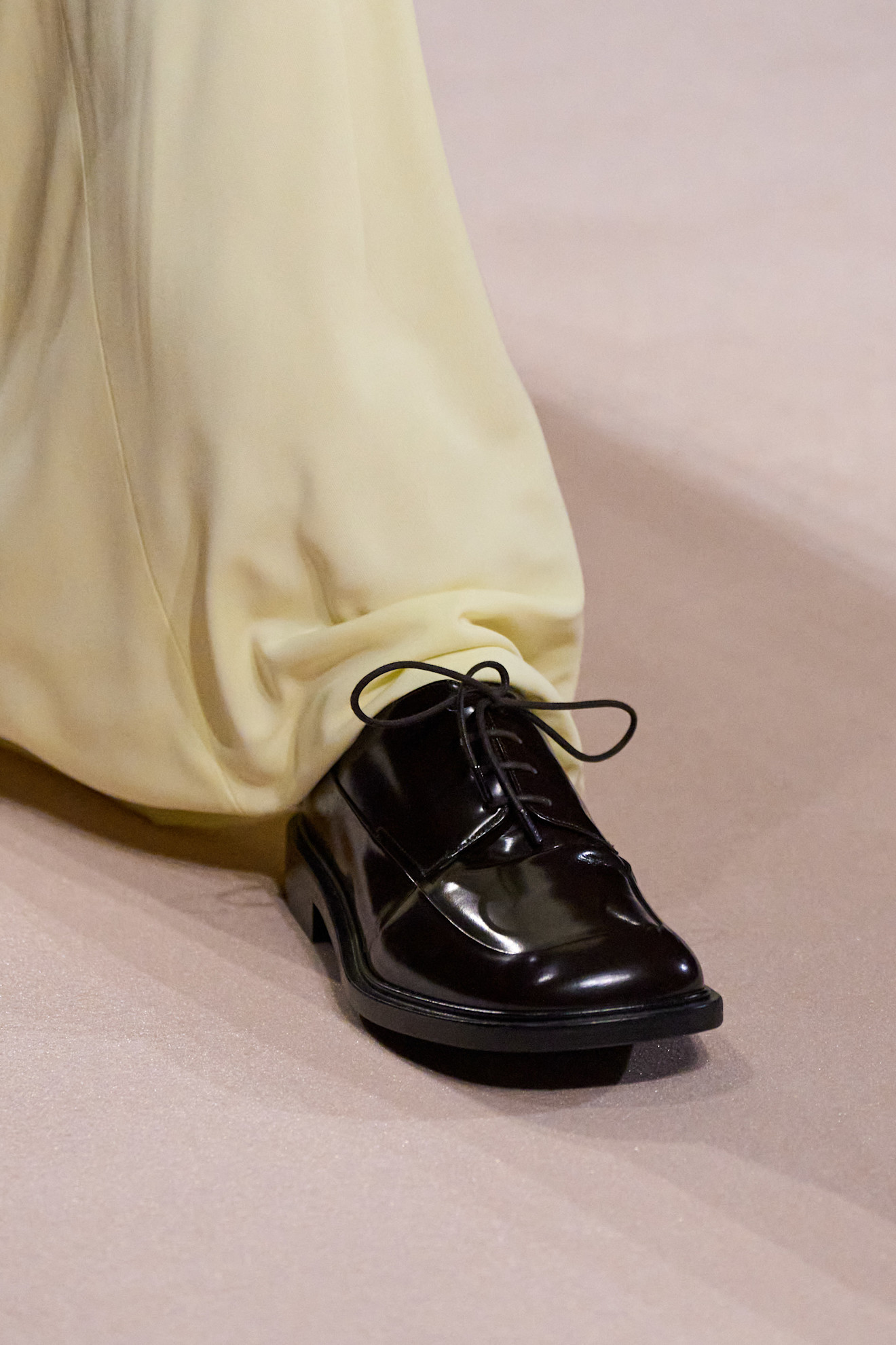 Opazili smo jih na tednih mode in ne moremo nehati misliti nanje. Se spomnite teh formalnih čevljev?