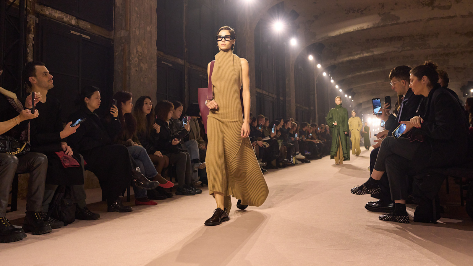 Opazili smo jih na tednih mode in ne moremo nehati misliti nanje. Se spomnite teh formalnih čevljev?