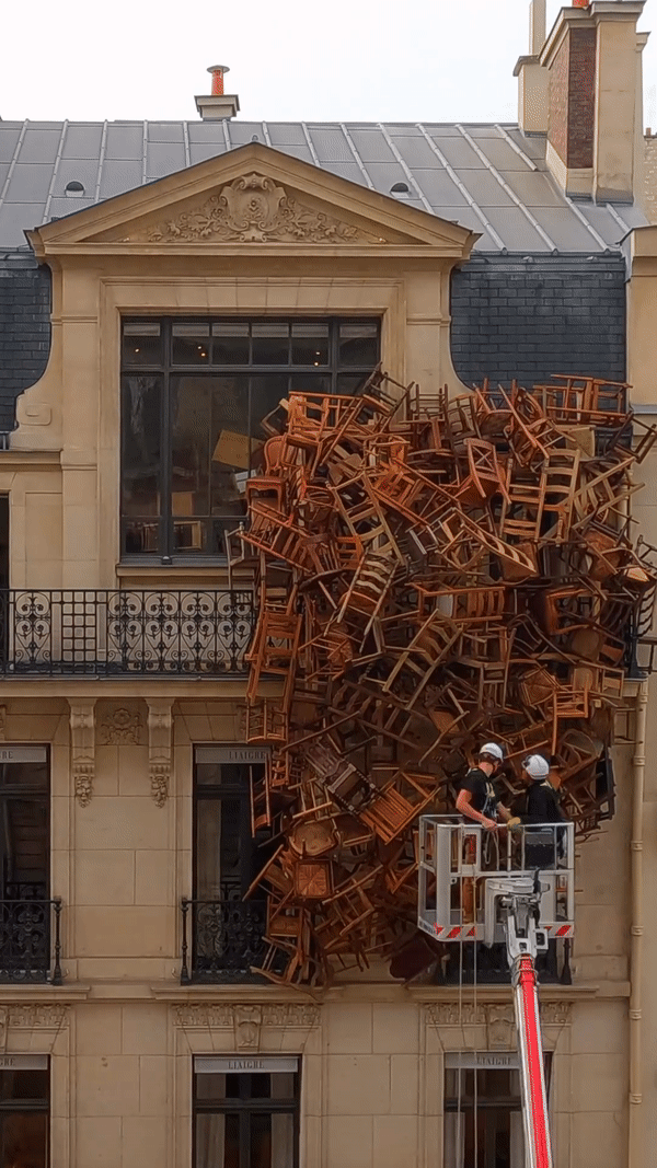 Japonski umetnik Tadashi Kawamata znova blesti z instalacijo v Parizu