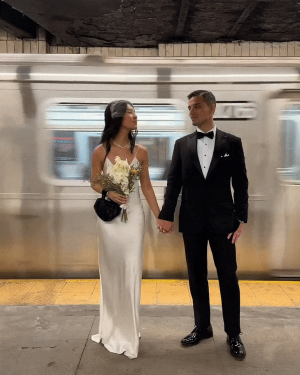 Minimalistična newyorška poroka: slip poročna obleka in črni čevlji za zelo šik nevesto