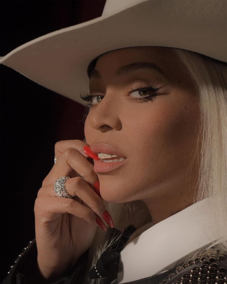 Beyonce na Super Bowlu napovedala nov album in izdala že dve pesmi