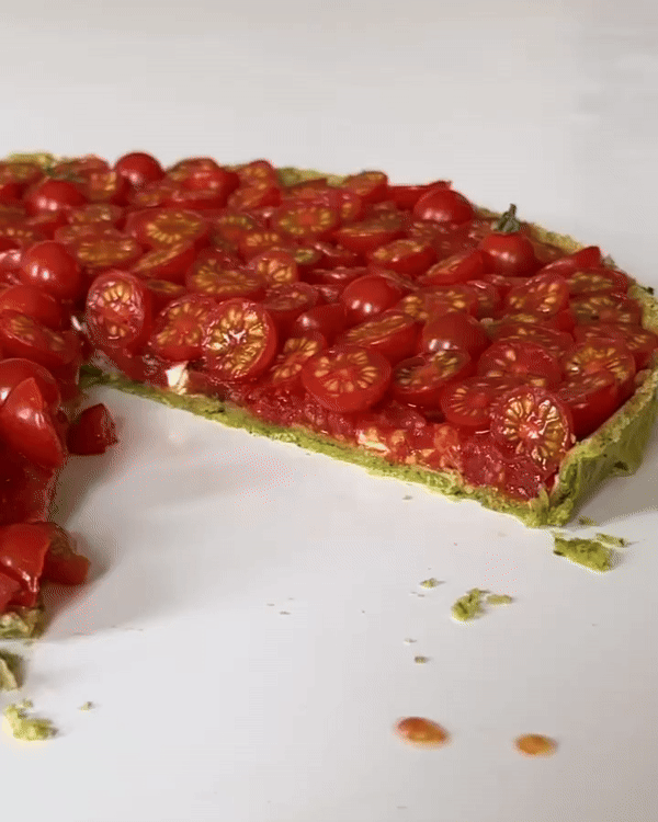 Češnjev paradižnik je zvezda te poletne pite. Tu je recept