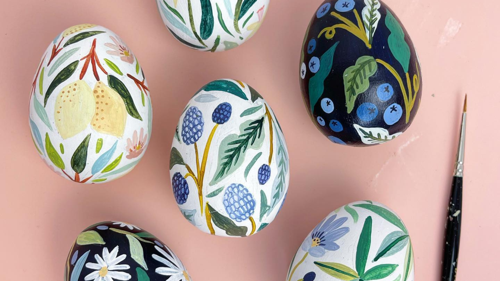 Vam letos manjka idej, kako barvati velikonočna jajca? Našli smo navdih