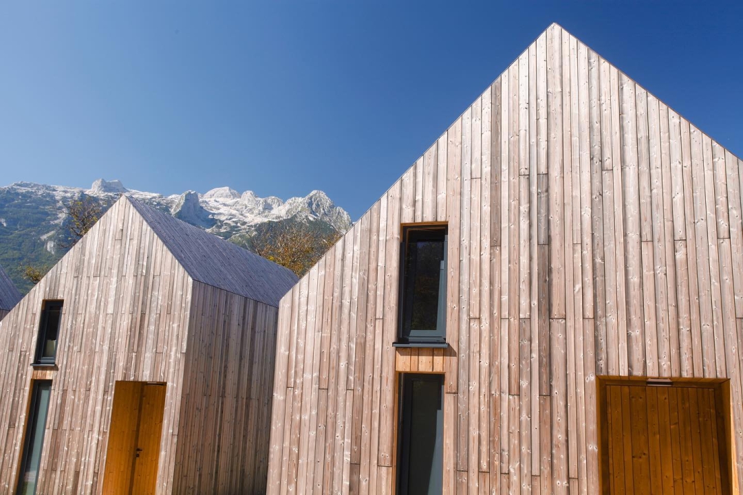 Butične lesene vile v eni izmed najlepših dolin v Sloveniji nudijo pobeg v naravo in nepozabno doživetje