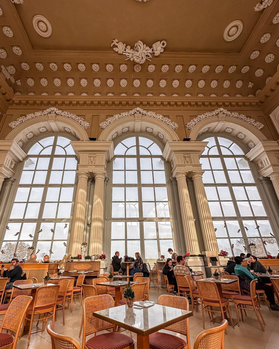 Café Gloriette na Dunaju ponuja zajtrk, primeren za kraljeve goste, s pogledom na impresivne vrtove