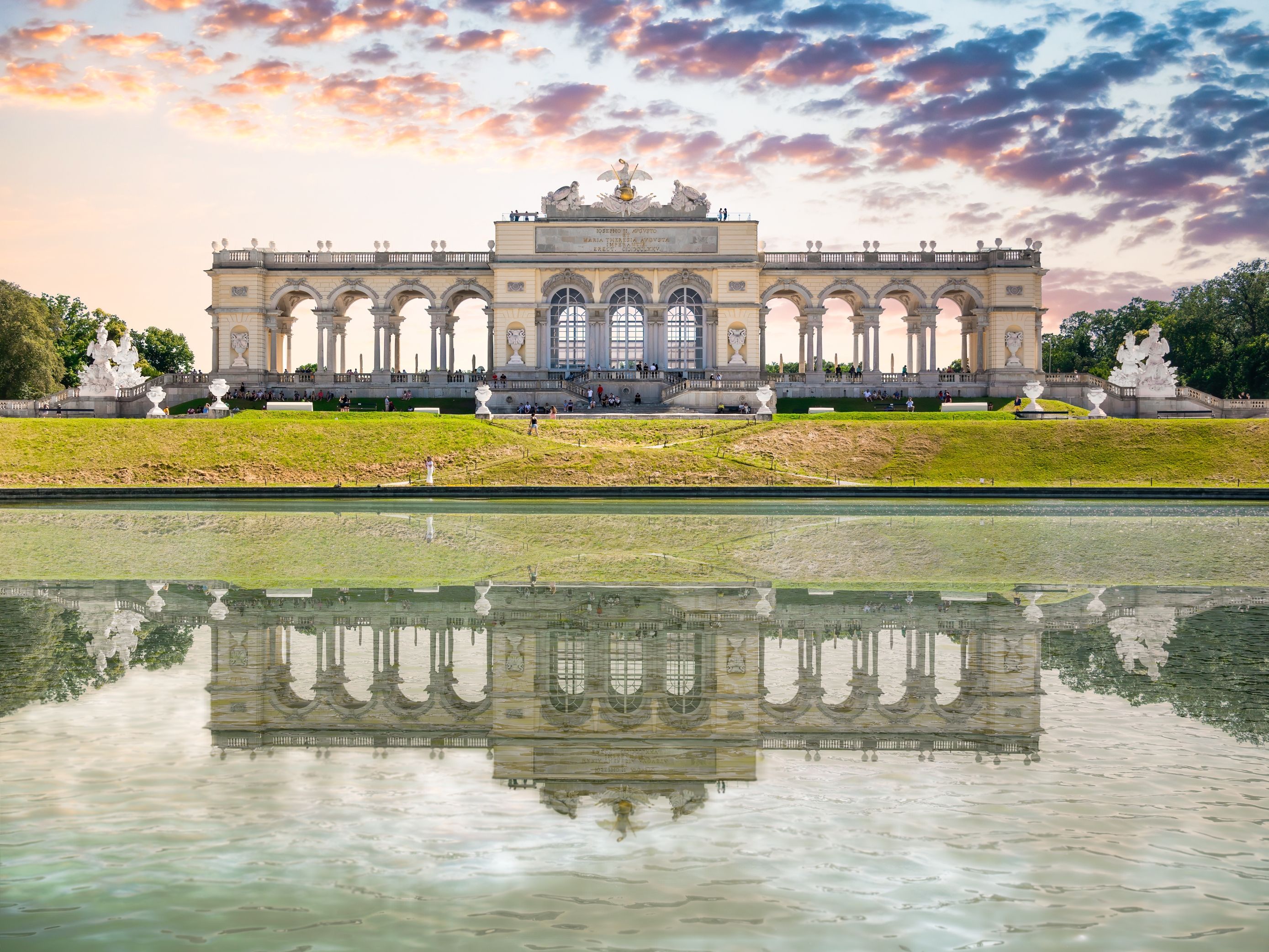 Café Gloriette na Dunaju ponuja zajtrk, primeren za kraljeve goste, s pogledom na impresivne vrtove