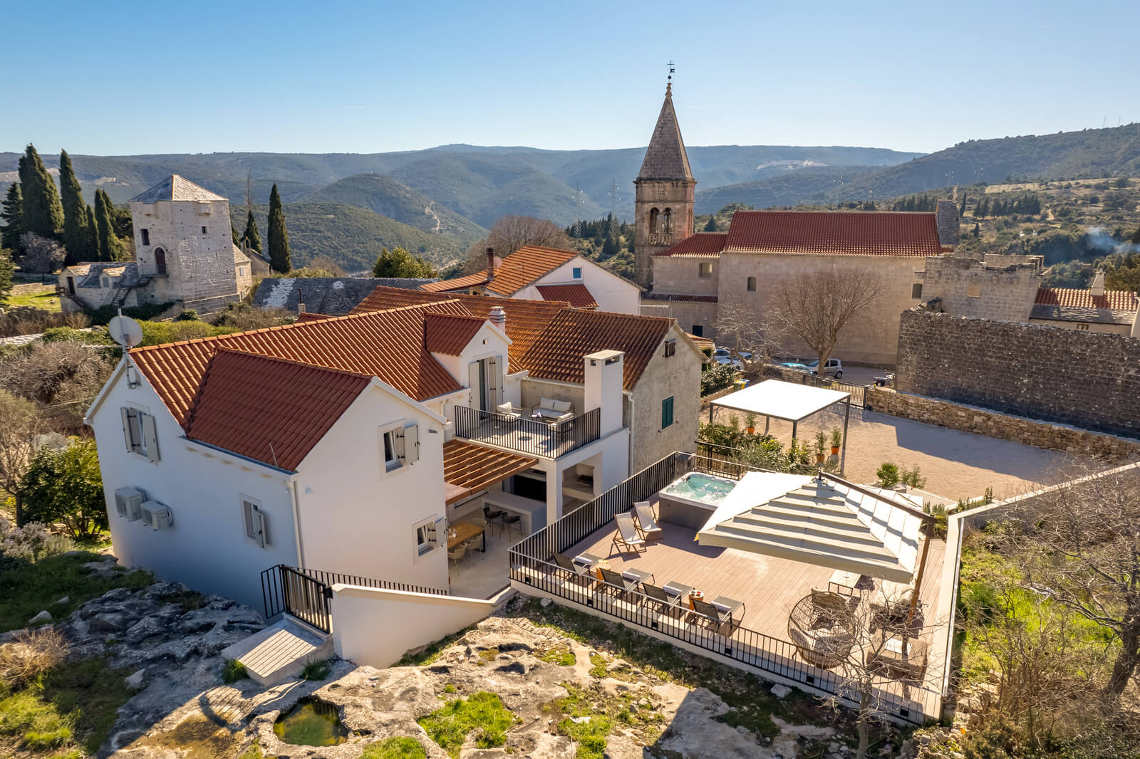 Ljubezen na prvi pogled: to luksuzno vilo na Braču dodajamo na seznam sanjskih potovanj