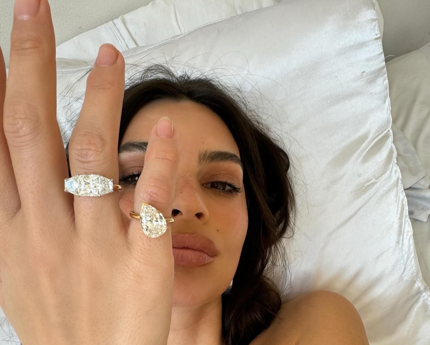 Ločitveni prstani ali “divorce rings”: Emily Ratajkowski predstavlja novi zvezdniški trend?