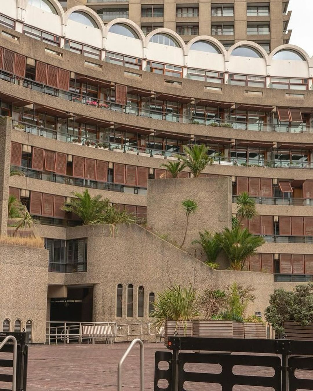 Popeljemo vas v največji evropski (brutalistični) dom uprizoritvenih umetnosti: Kaj bi morali vedeti o Barbicanu