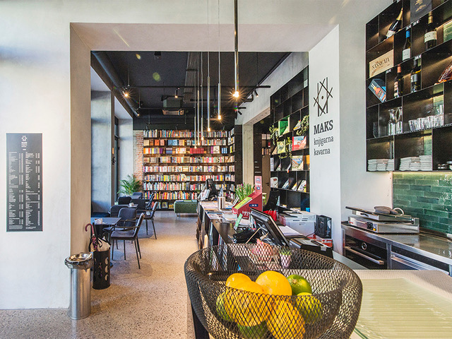 Prijetna knjigarna in kavarna v enem, zaradi katere se vam na kavo splača zapeljati do Nove Gorice