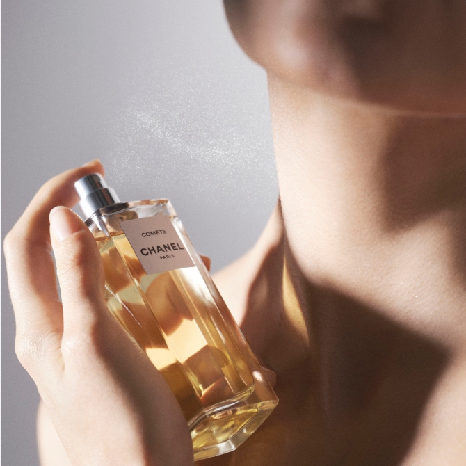 Modna hiša Chanel je pravkar izdala parfum, ki je popolnoma drugačen od vseh njenih značilnih parfumov