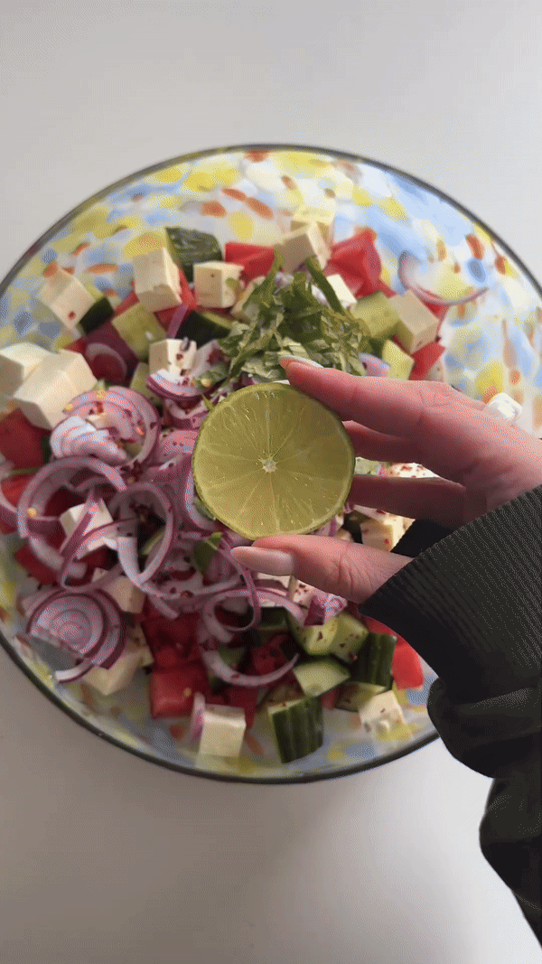 Recept dneva: Viralna solata iz lubenice in feta sira, ki je navdušila mnoge