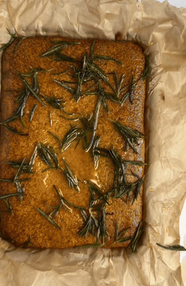 Navdihnjeno s poletjem: Razkrivamo recept za slano torto z rožmarinom in olivnim oljem
