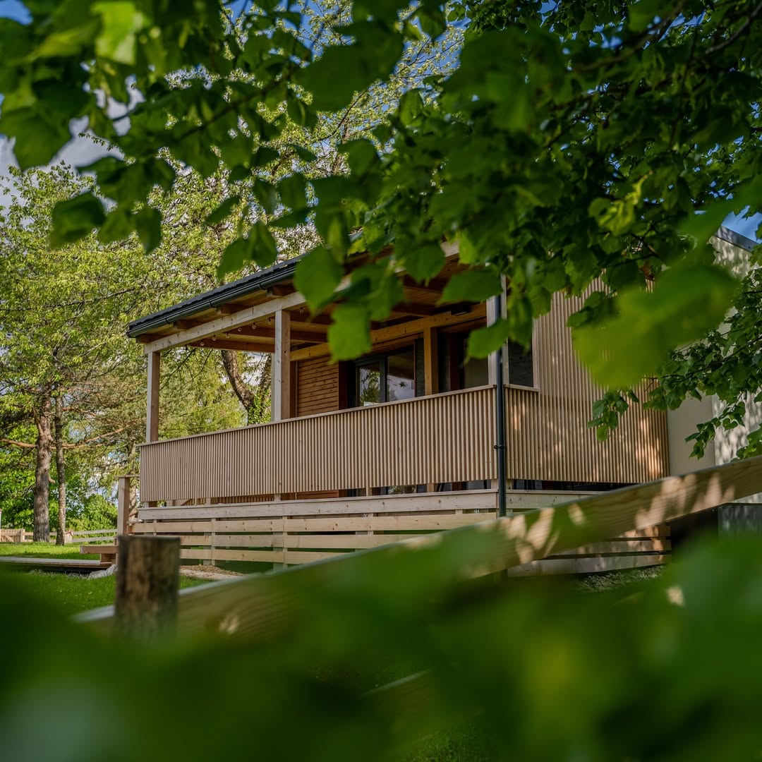Počitnice v objemu narave: na Blokah smo odkrili simpatičen resort, kjer čas teče počasneje