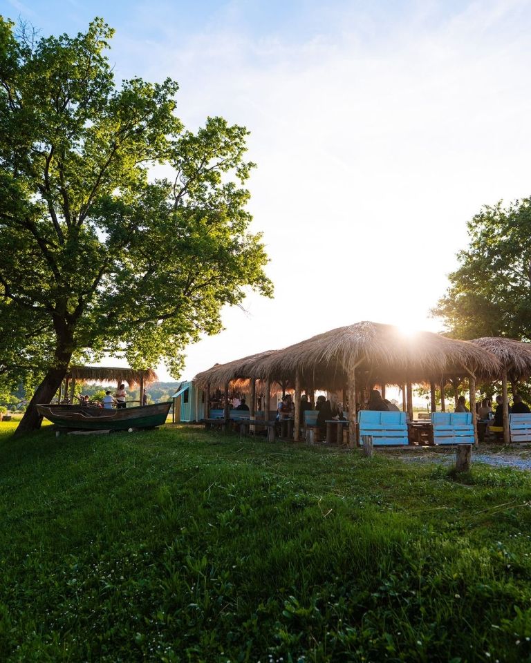 Našli smo krasen Beach Bar na povsem nepričakovani lokaciji v idiličnem kraju Slovenije