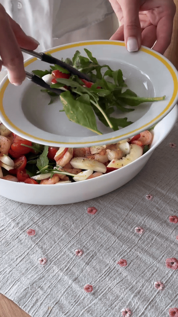 Preprost recept za solato s kozicami, ki je idealna izbira za lahko poletno kosilo