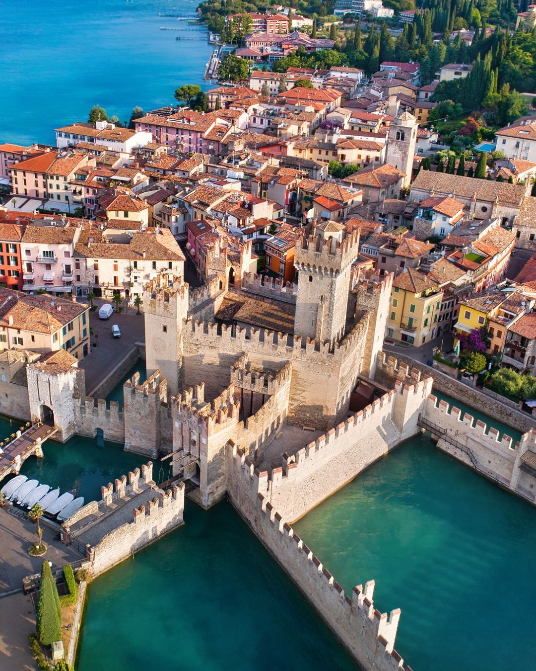 INSTA(NT) TRAVEL: Jesen je idealen za obisk italijanskega mesteca s plavajočim gradom