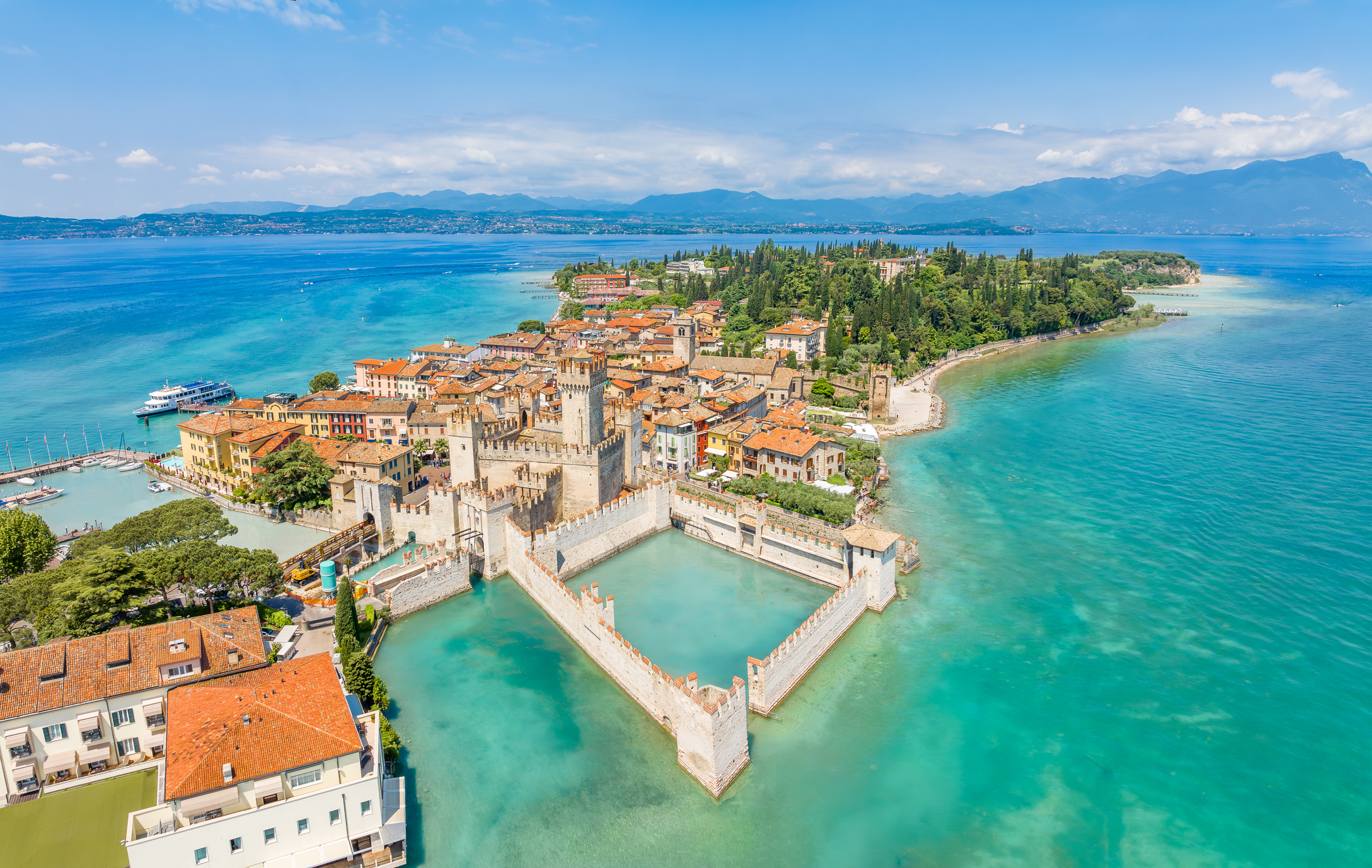 INSTA(NT) TRAVEL: Jesen je idealen za obisk italijanskega mesteca s plavajočim gradom