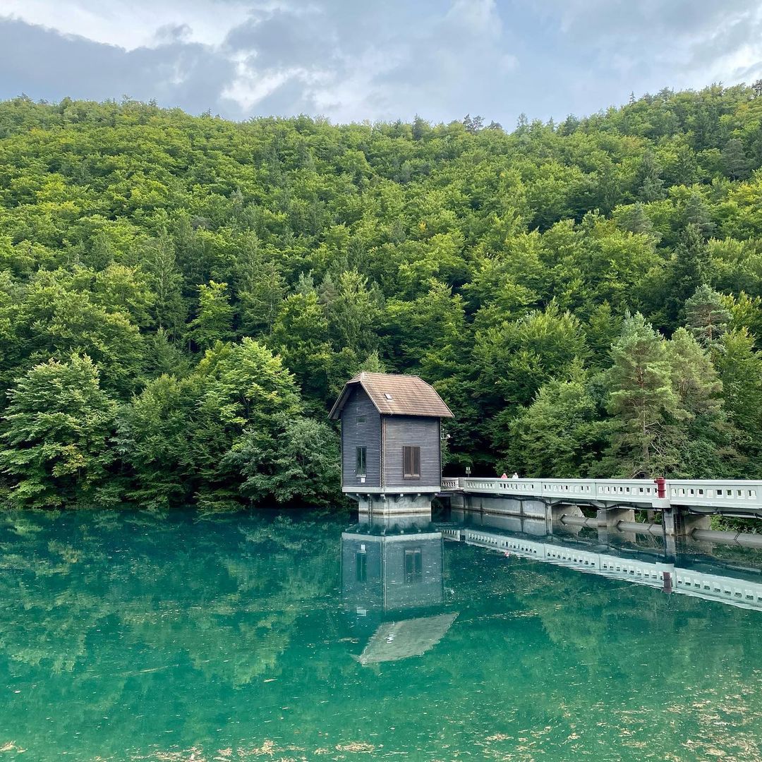 Pravljično jezero nedaleč od Bleda, ki ga turisti še niso odkrili