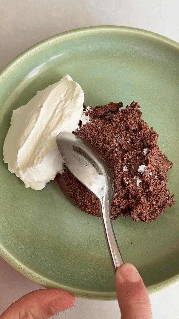Kremni čokoladni mousse iz samo štirih sestavin je pregrešna poslastica tega poletja