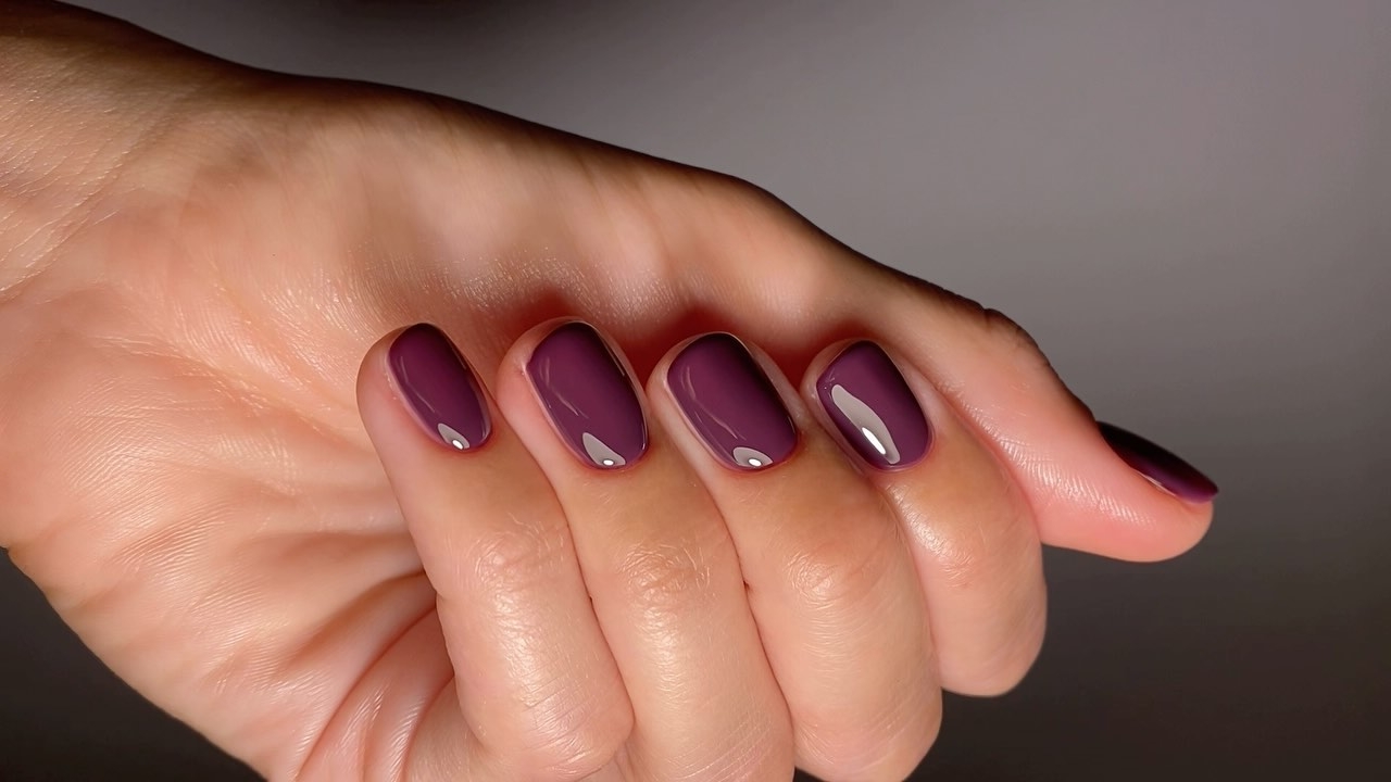 Pastelne in nude manikire niso edina izbira v poletni sezoni. V modi je tudi ta temni odtenek