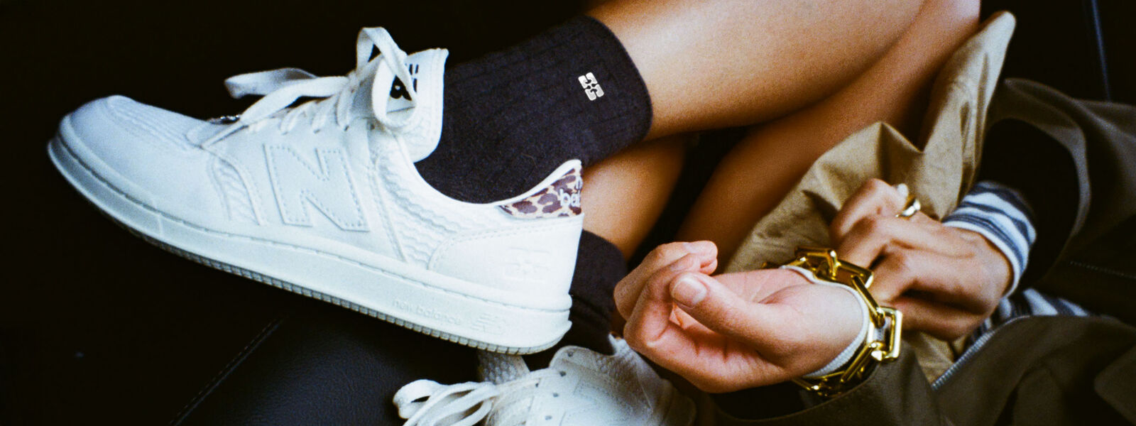 Ganni in New Balance nadaljujeta z uspešnim sodelovanjem in ta model superge nam je še bolj všeč