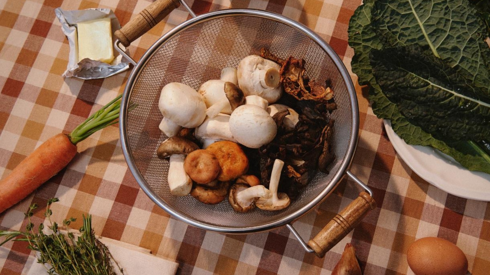 Pita z gobami in listnatim testom bi lahko postala vaša najljubša jed. Tukaj je pravi jesenski recept