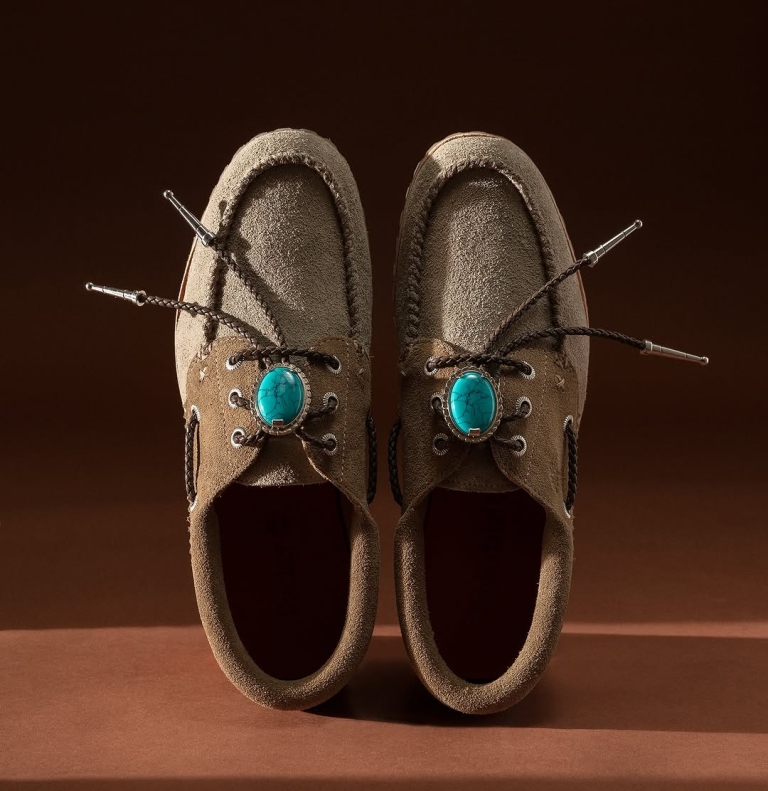 Po ikoničnih “piščančkih” Timberland navdušuje z boho čevlji, ki dišijo po Divjem zahodu in jih to pomlad ne boste želeli sezuti