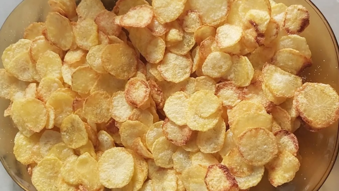 Viralni čebulni čips: Še en preprost in hiter recept združi dve sestavini v neustavljiv prigrizek