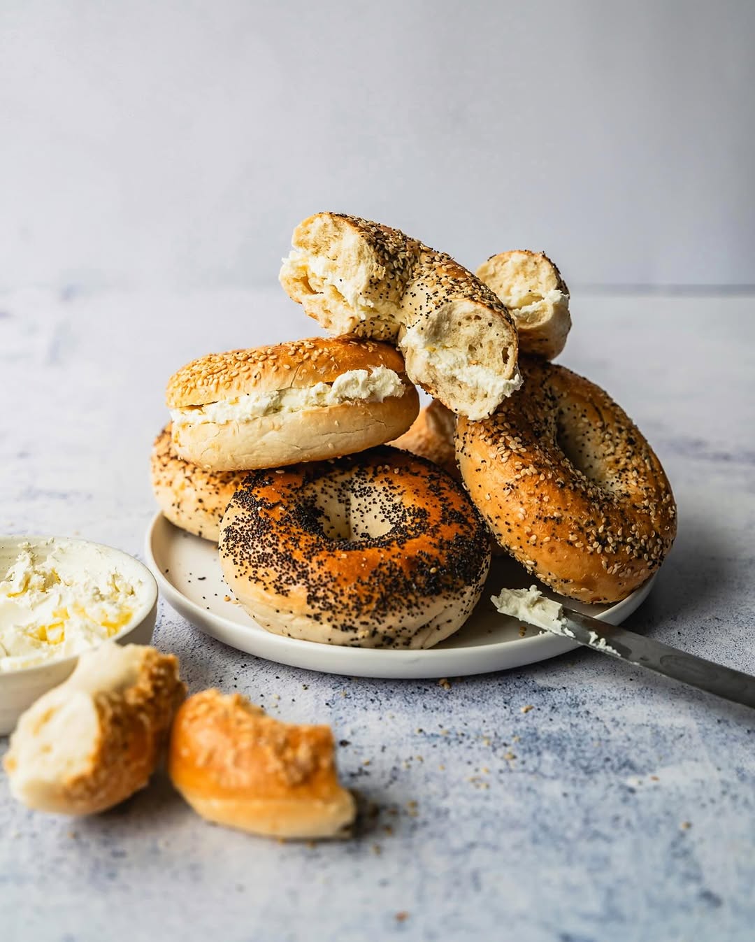 Kjer se srečata newyorški brunch in slovenska lokalnost: Pod Plečnikovimi arkadami strežejo bagle, kot jih še niste jedli