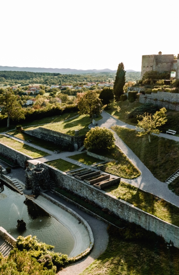 Popolna pomladna pravljica: Kraška vasica, ki vas bo osvojila z razgledi, zgodovino in okusi