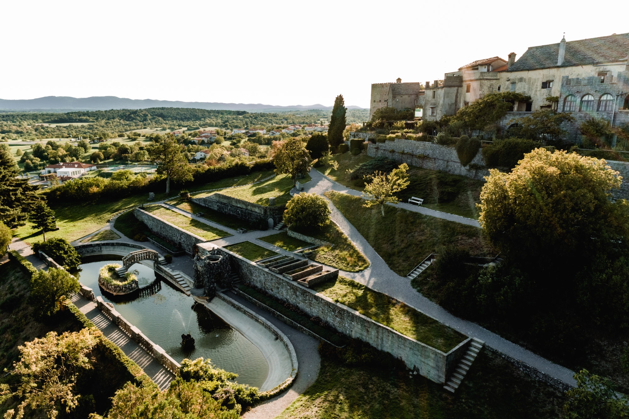 Popolna pomladna pravljica: Kraška vasica, ki vas bo osvojila z razgledi, zgodovino in okusi
