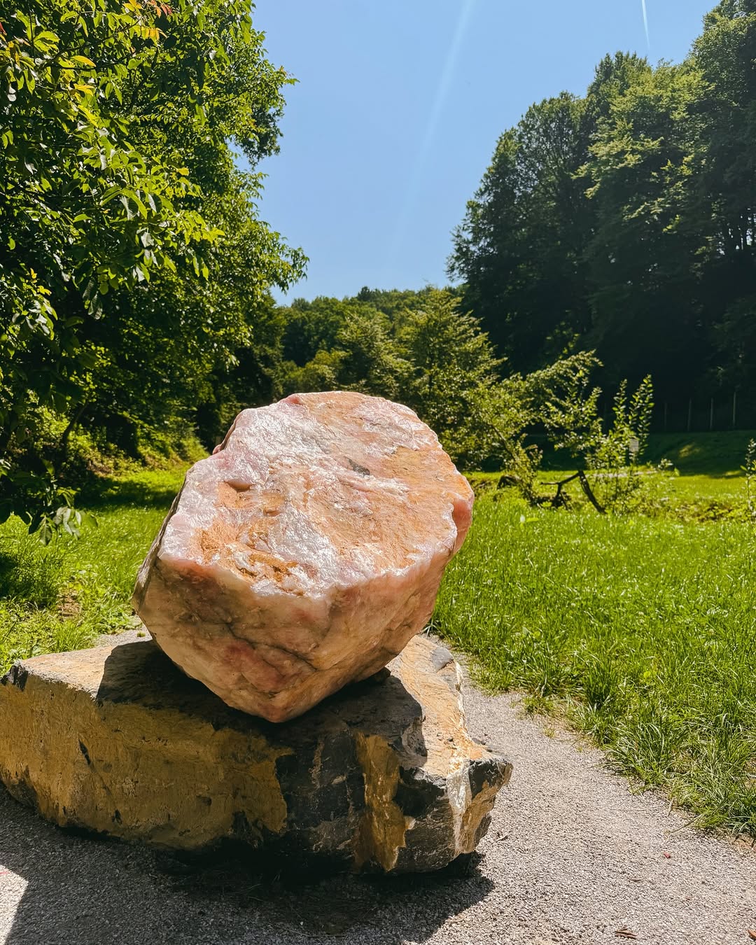 Kraj v Sloveniji, kjer se sprehod spremeni v meditacijo: Izlet, ki zdravi duha in telo
