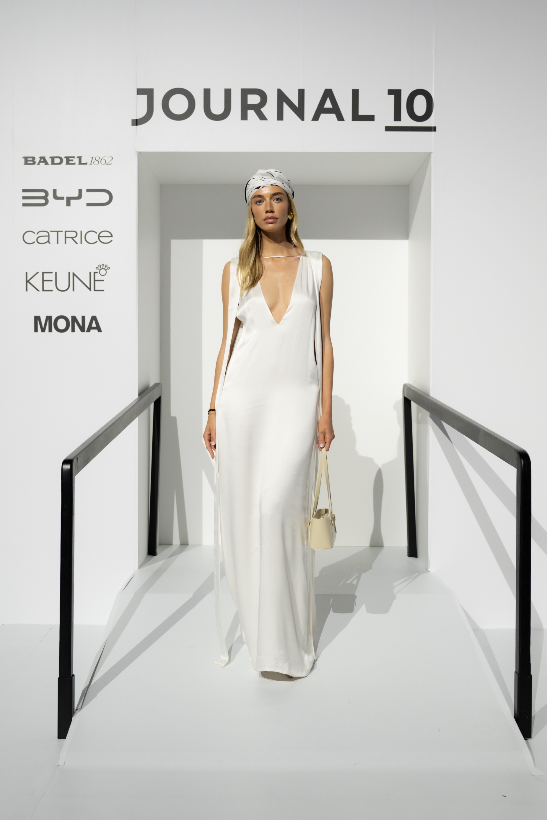Mona outfiti