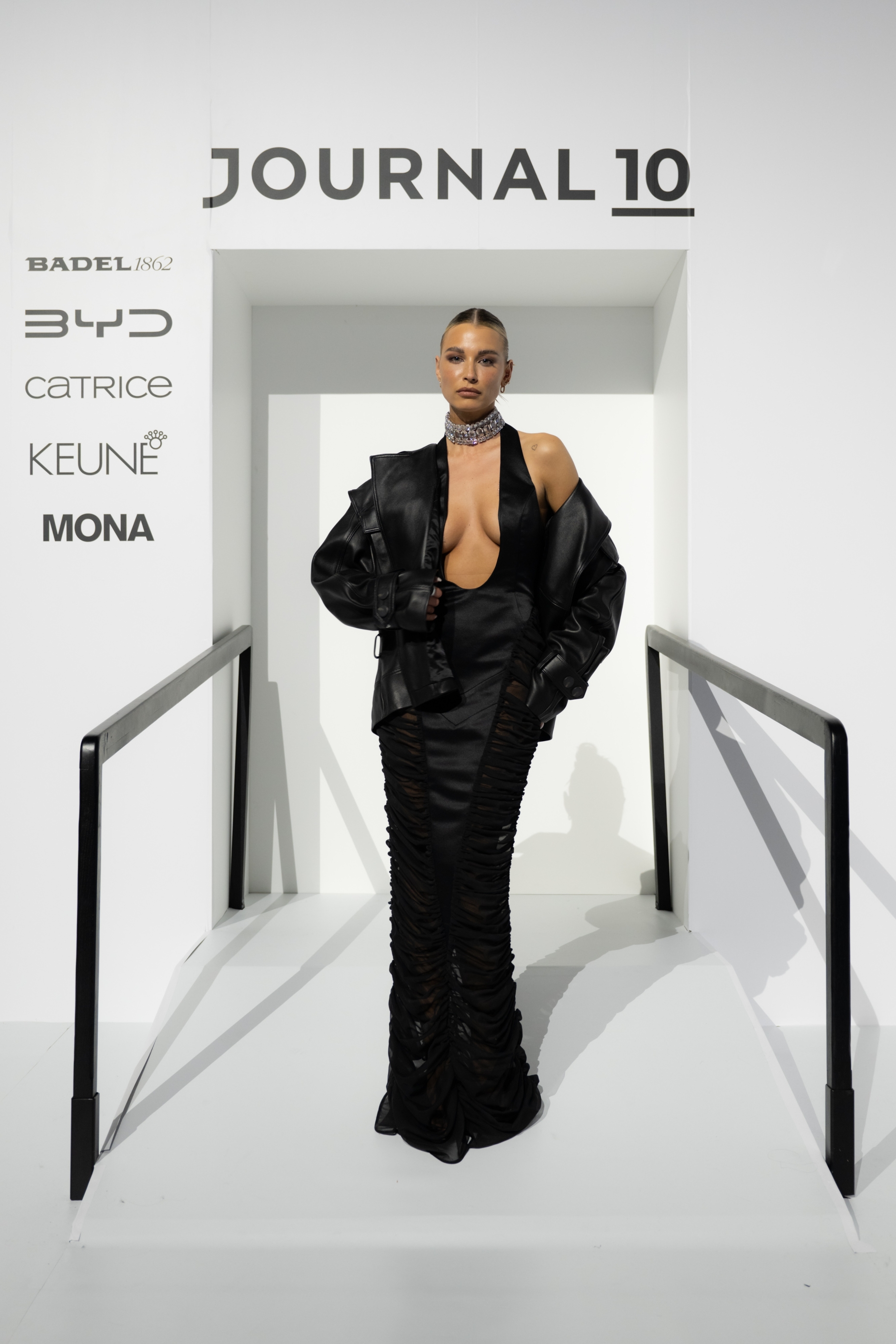 Mona outfiti