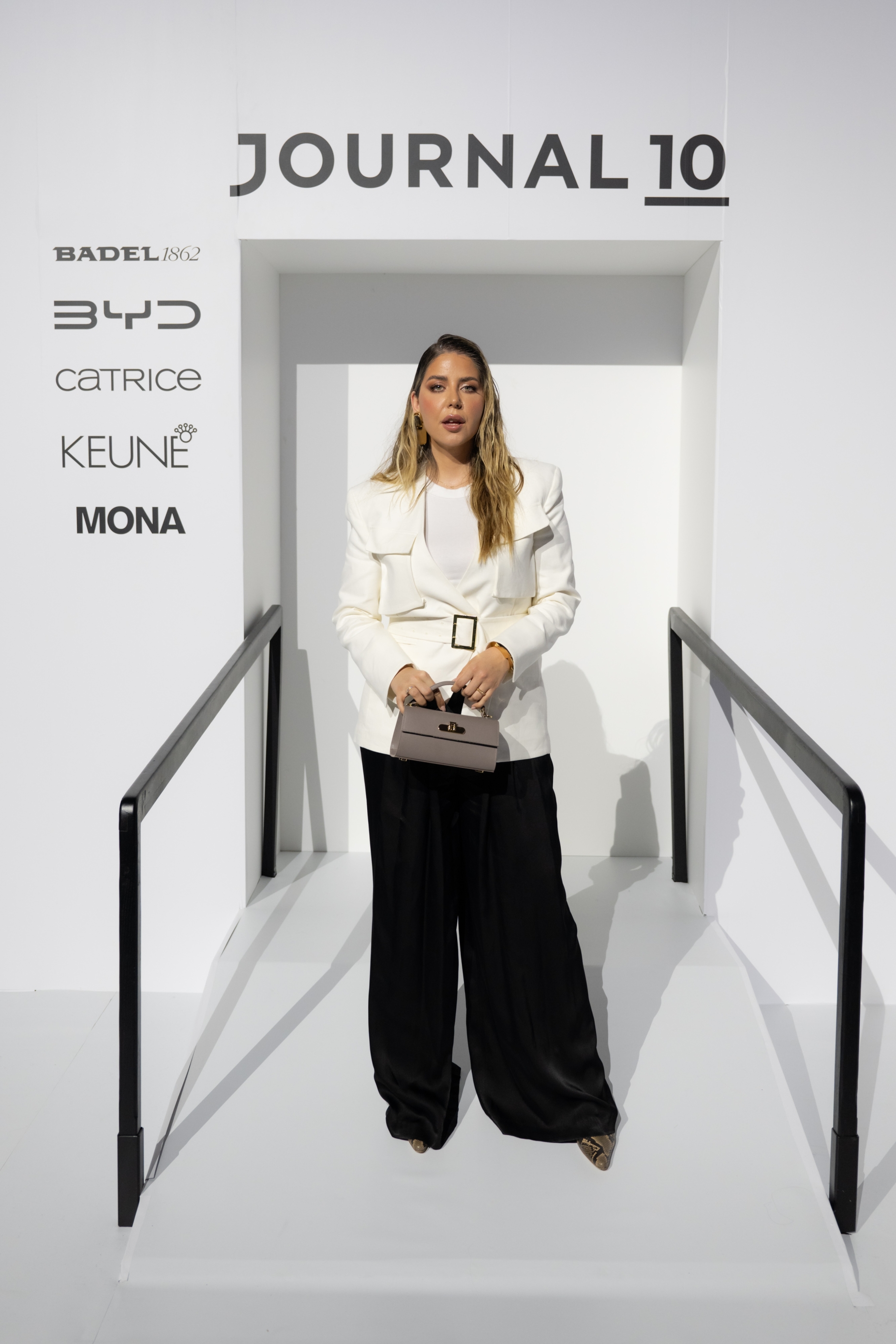 Mona outfiti