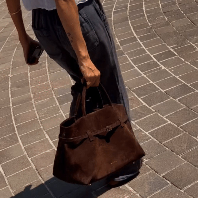 Torba Le Cambon po vzoru The Row znamke Manu Atelier je preplavila družbena omrežja