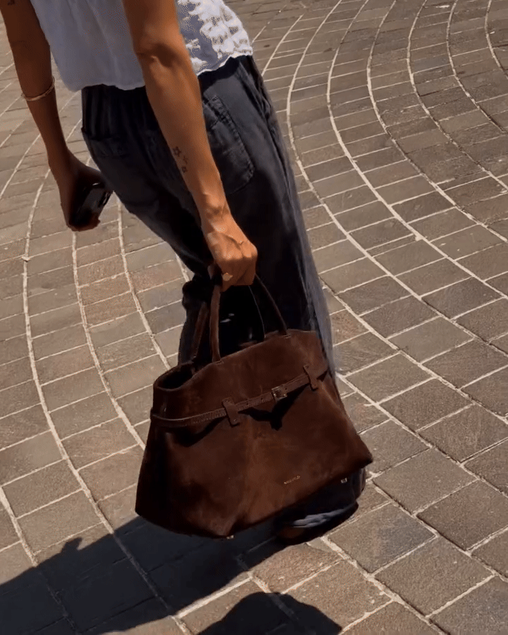 Torba Le Cambon po vzoru The Row znamke Manu Atelier je preplavila družbena omrežja