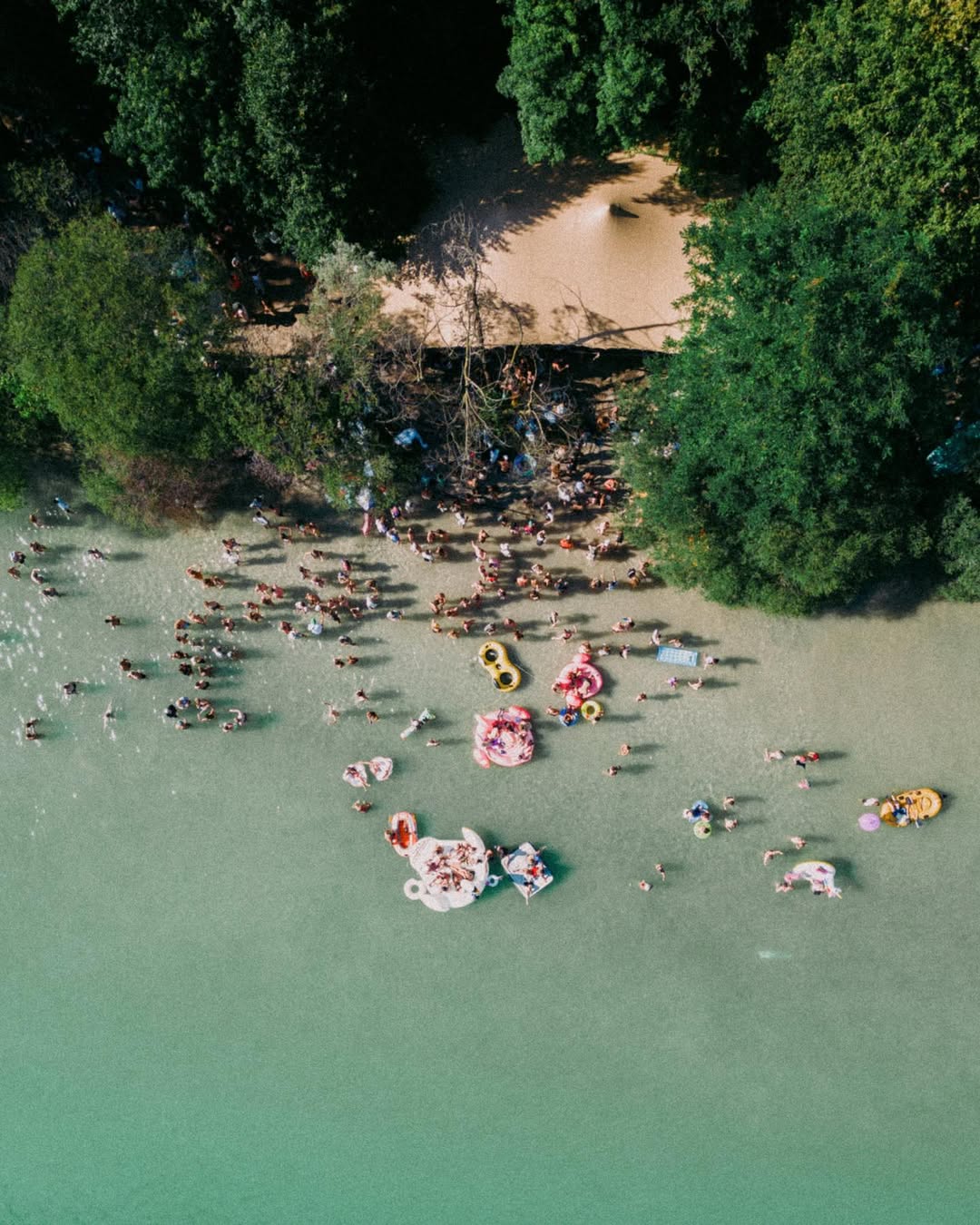 Poletni festivali v Sloveniji: Kam na glasbo, umetnost in nepozabne večere pod zvezdami