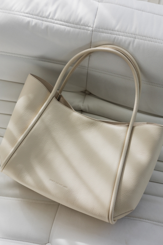 Ko se združita estetika in kakovost: Nova kolekcija torb Viva’s Bags x The Base Label