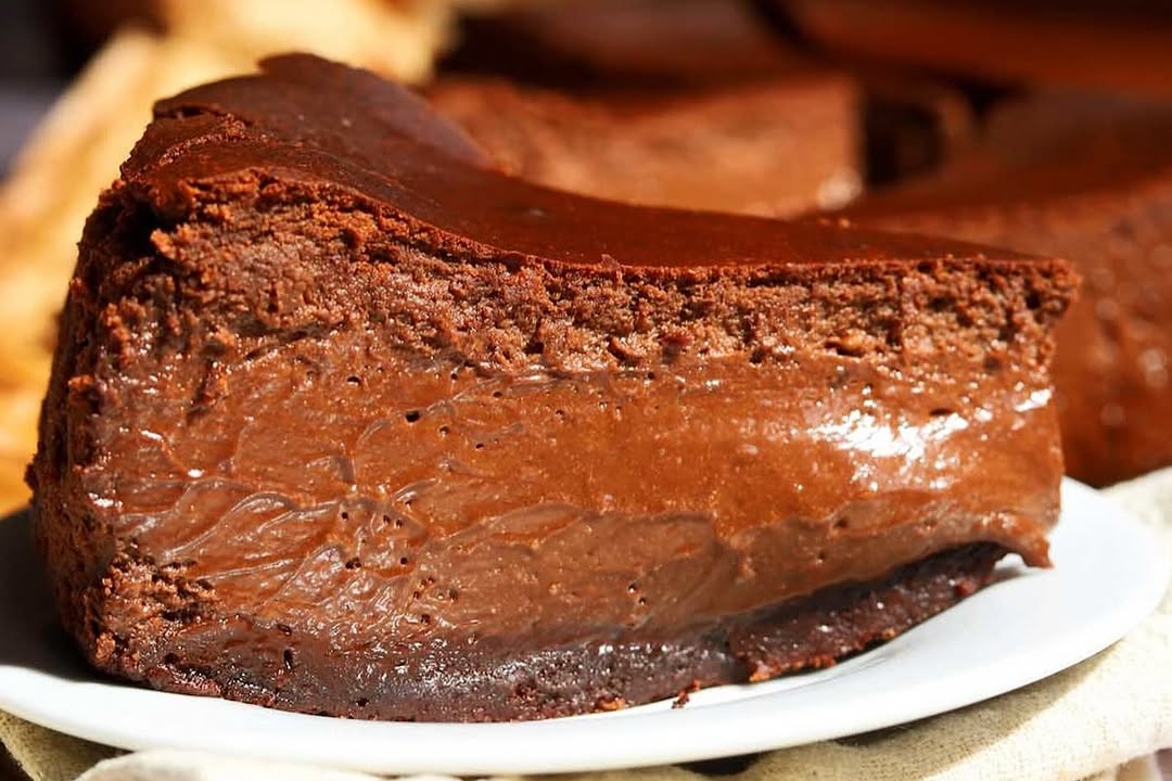 Ko se združijo browniji in baskovski cheesecake, je rezultat ta popolna čokoladna in kremasta torta