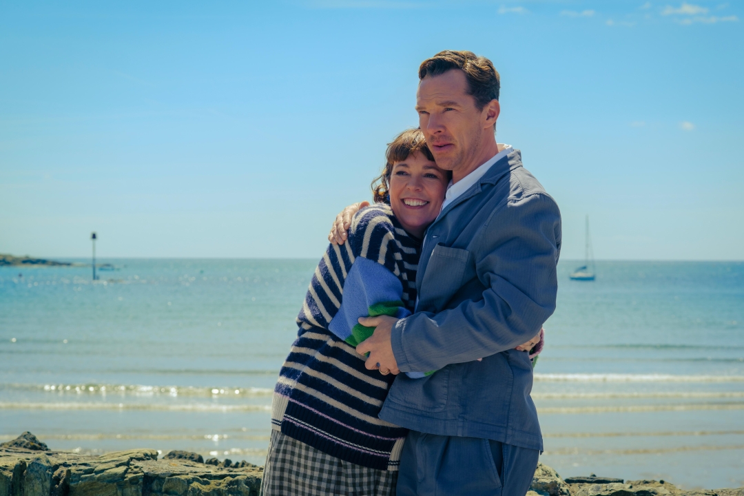 Že dolgo nas ni filmski napovednik tako nasmejal: Olivia Coleman in Benedict Cumberbatch v črni komediji