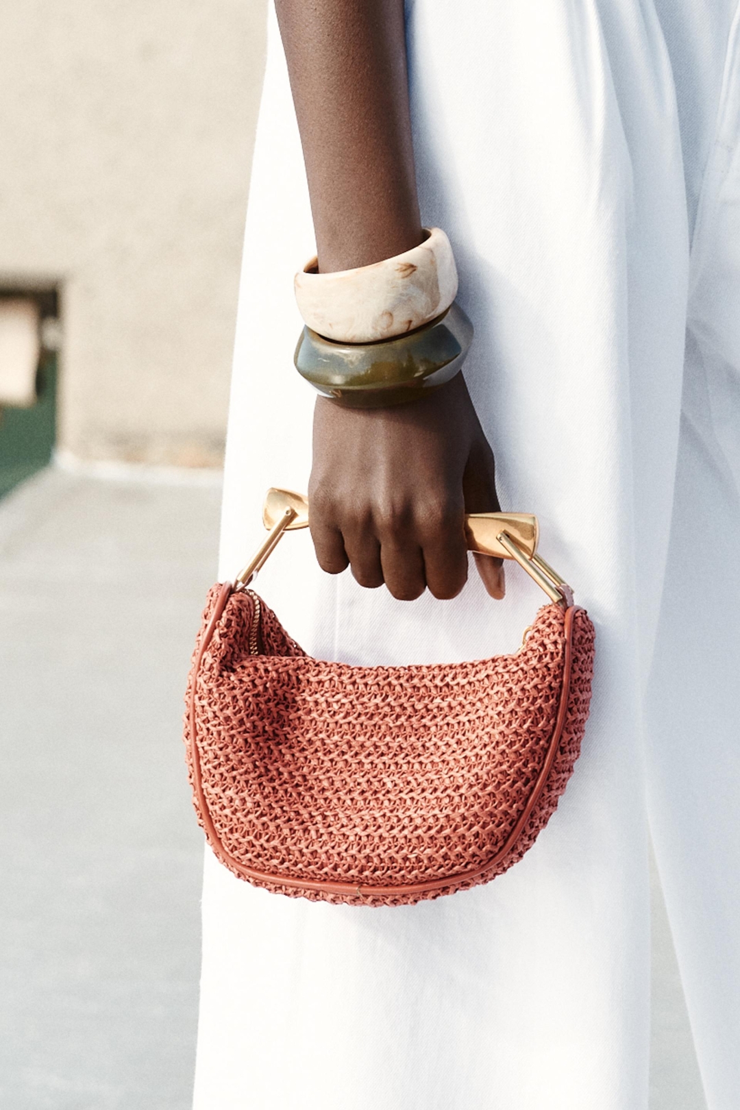 Zara ponovno navdušuje. Našli smo potencialno zamenjavo za viralno torbico Bottega Veneta