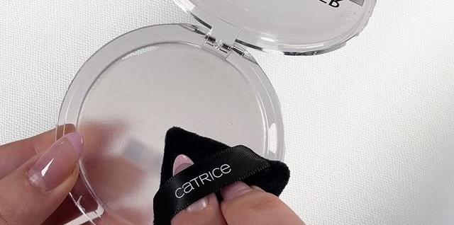 Lepotni hit s polic drogerij: Matirajoči puder v gel formuli, ki se spremeni v prah