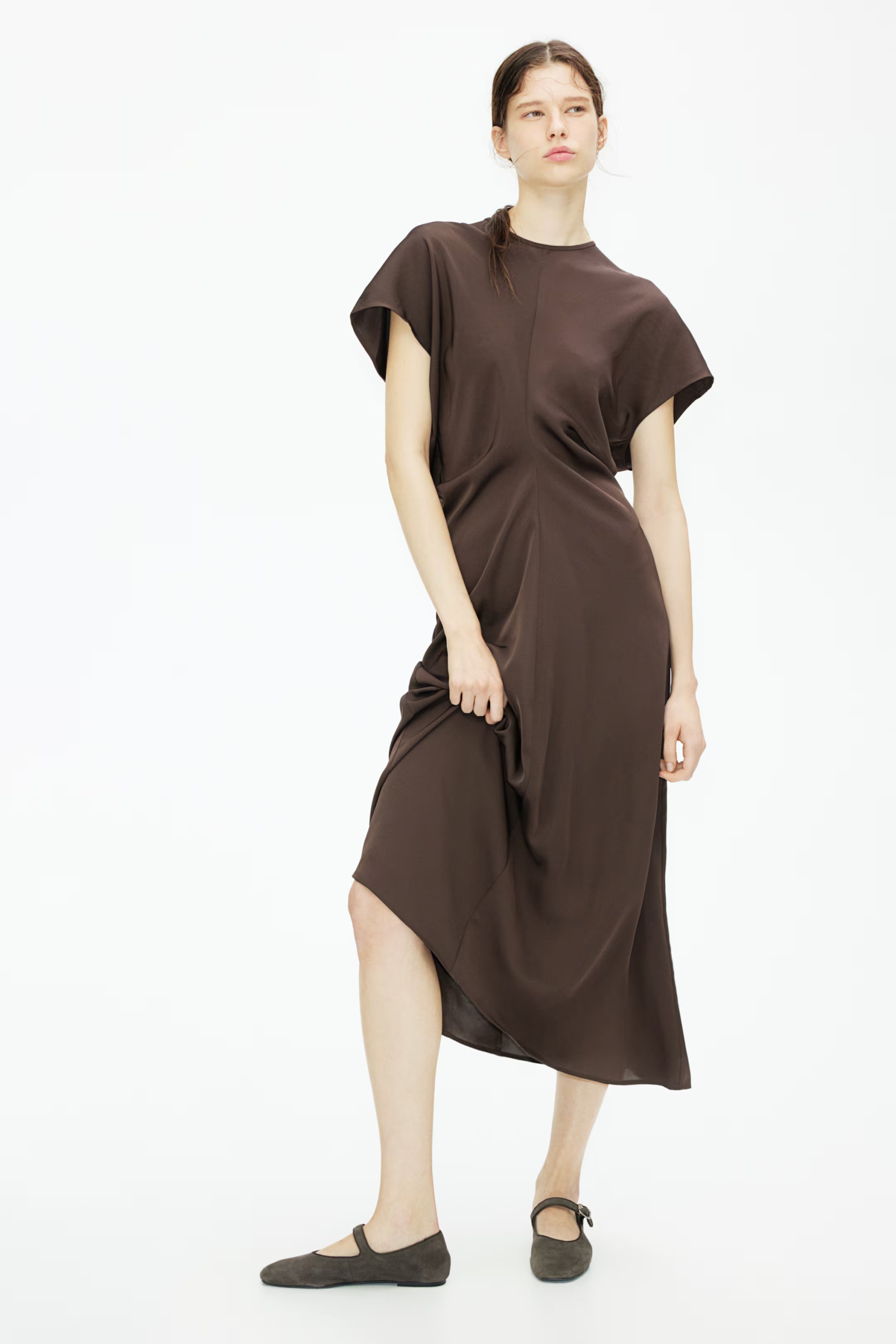 H&M ima obleko z zelo dobrim krojem, ki spominja na viralni model znamke Victoria Beckham