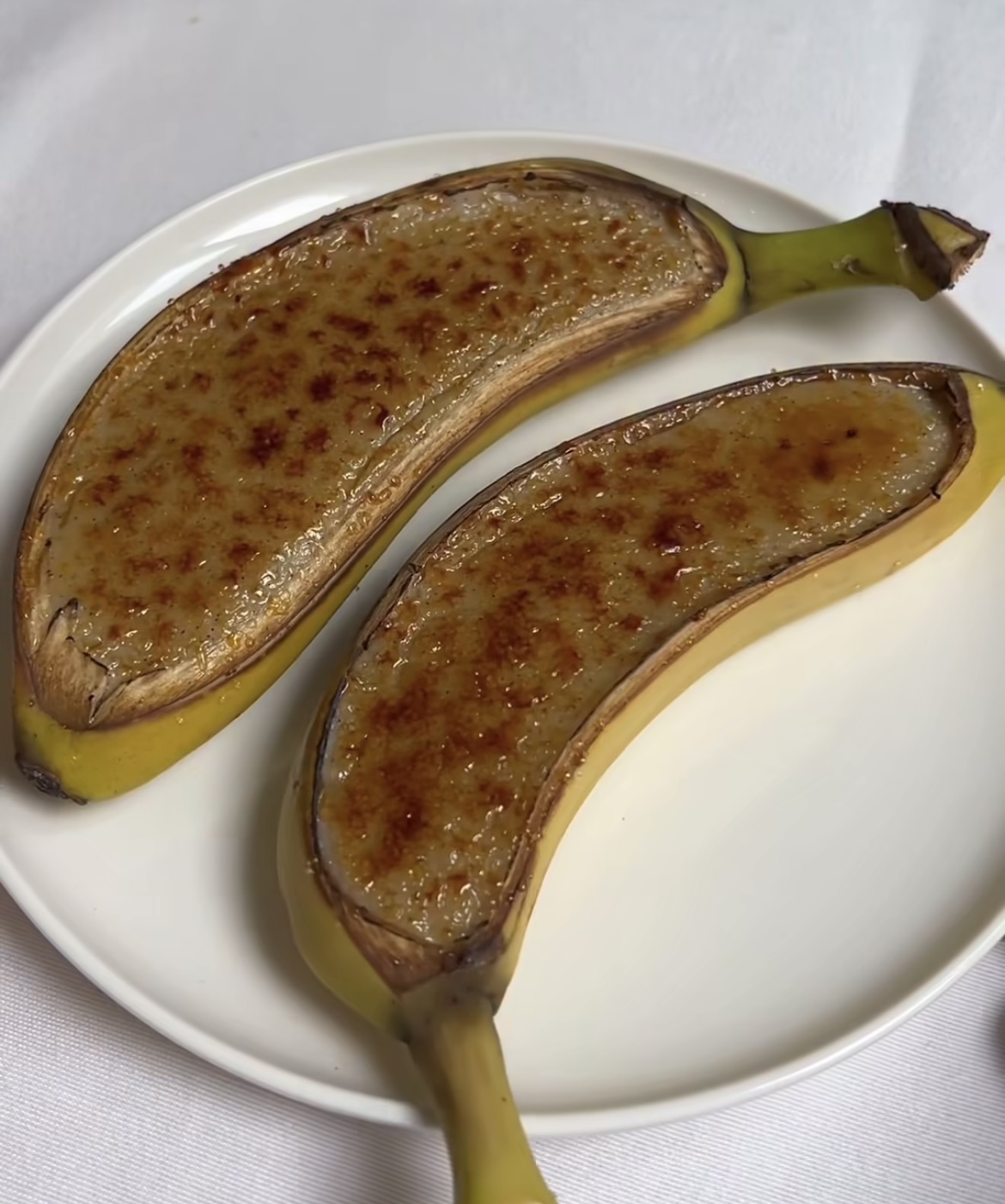 Bananin crème brûlée: S preprostimi sestavinami do sladice, ki bo navdušila vaše goste